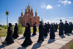 Велича́ем Тя, Пренепоро́чная Ма́ти Христа́ Бо́га на́шего, и всесла́вное сла́вим Успе́ние Твое́. 