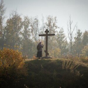 Спаси́, Го́споди, лю́ди Твоя́/ и благослови́ достоя́ние Твое́,/ побе́ды на сопроти́вныя да́руя// и Твое́ сохраня́я Кресто́м Твои́м жи́тельство.